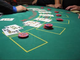 Dealer live dalam sesi pembukaan blackjack di studio gtr11